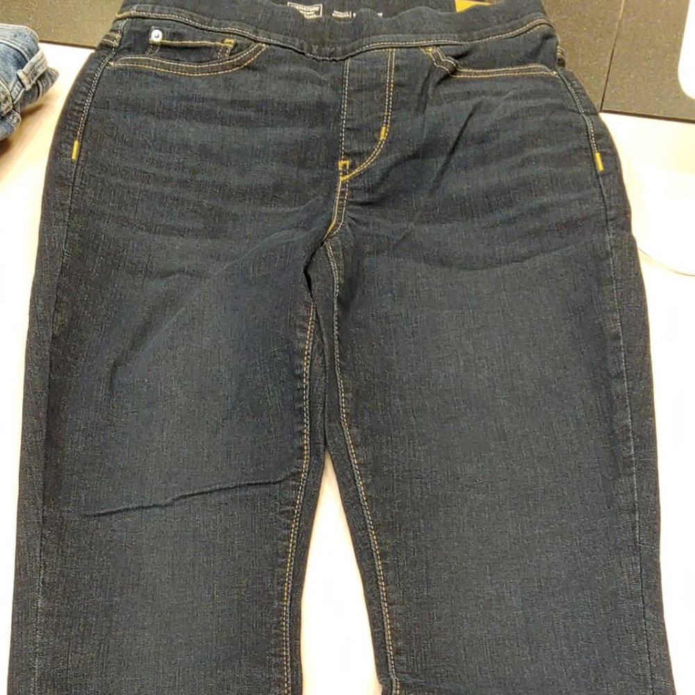 Levi's Signature Gold Ladies' Pull-on Jeans - Picture 6 of 8